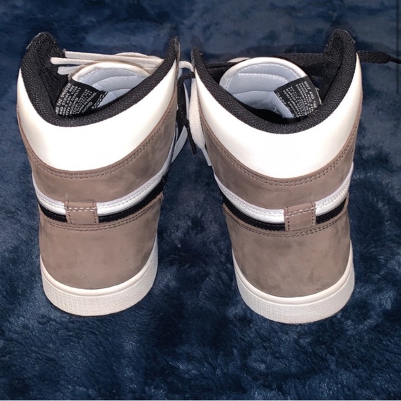 Air Jordan 1 Dark Mocha Size 11 US - Picture 2 of 5